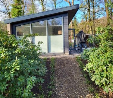 Municipality of Utrechtse Heuvelrug Ski Chalet | Knus Chalet met boszicht op Vakantiepark Bonte Vlucht - vlak bij Utrechtse Heuvelrug