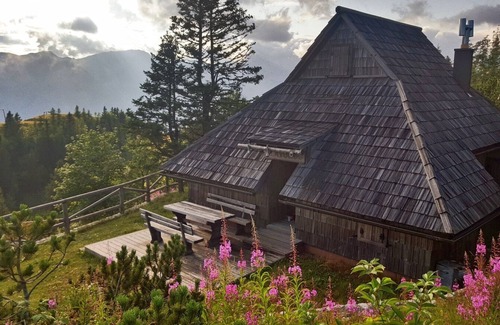 Kamnik Cabin | Koča Zlatorog - Velika planina