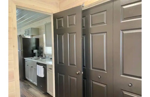 Carbon Hill House | Koby-NEW tiny home with shared fishing pond