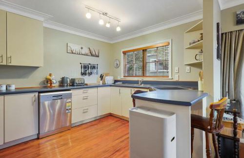 St. Heliers House | Kohi Family Home With Netflix l Gardens View