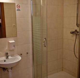 Lodz House | KOLUMNY 217- tanie noclegi pracownicze, parking bezpłatny
