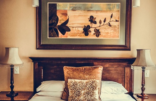 Komani House | Komani Resorts is a four star 18 room Boutique Hotel
