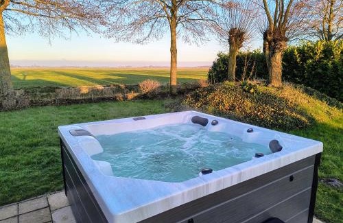 Tzummarum House | Komfortables Ferienhaus mit Garten, Weitblick und Whirlpool