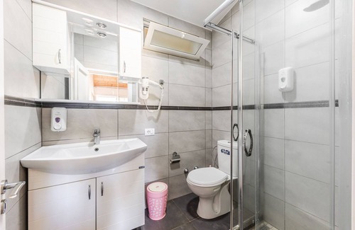 Ishem Hotel | Kompleksi Aljoma