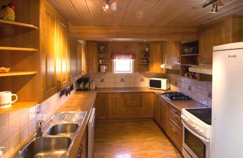Kamben House | Kontakten by Norgesbooking - large cabin for families and groups