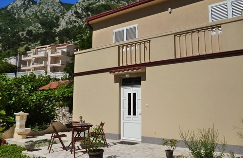 Muo Apartment | Kotor TIMI 1 - Apartment 40 meters from the beach with garden grill
