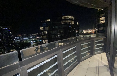 Docklands Apartment | KOZYGURU | DOCKLANDS | HIGH LEVEL WATERVIEW | 1BED | POOL | VDO883