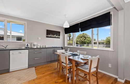 Ruakaka Cottage | Kulukulu - Ruakaka Holiday Home