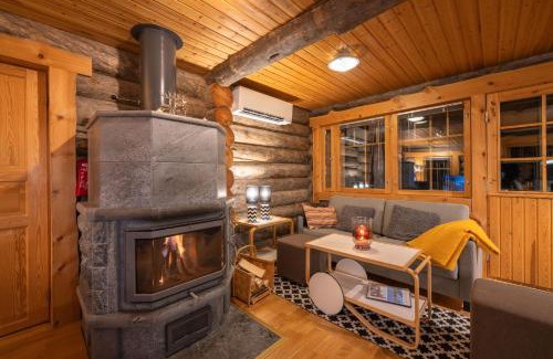 Saariselka Ski Chalet | Kuukkeli Log Houses Villa Aurora "Pupula"