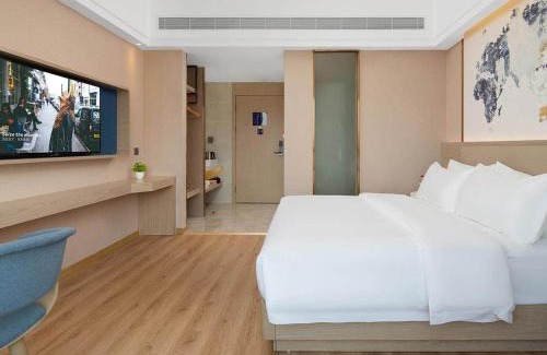 Gangbei District Hotel | Kyriad Hotel Guigang Wuyue Plaza Railway Station