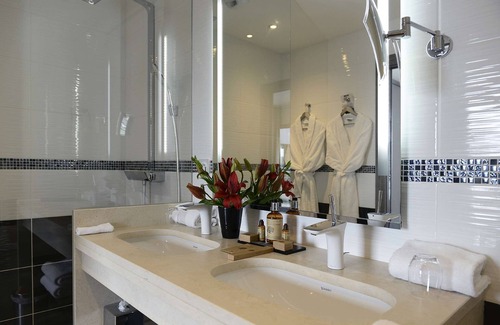 Porte Des Alpes - Mi Plaine - Manissieux Hotel | Kyriad Prestige Lyon Est - Saint Priest Eurexpo Hotel and Spa