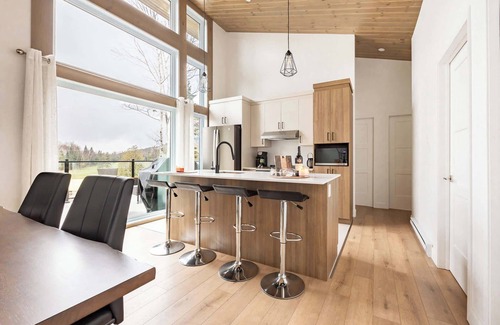Adstock Ski Chalet | L'Élégance Des Sommets | Ski Condo & Spa