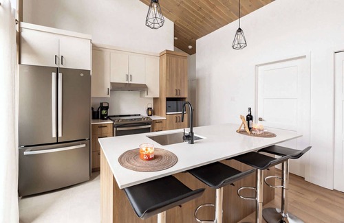 Adstock Ski Chalet | L'Élégance Des Sommets | Ski Condo & Spa