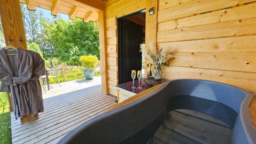 Les Marches Bed & Breakfast | L'étang de la Tourne