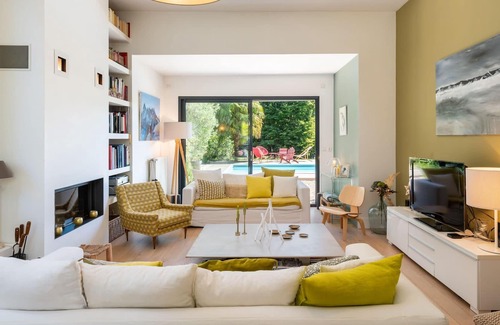 Tassin-la-Demi-Lune Villa | L'anglaise, stylish townhouse with pool and garden