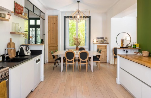 Tassin-la-Demi-Lune Villa | L'anglaise, stylish townhouse with pool and garden