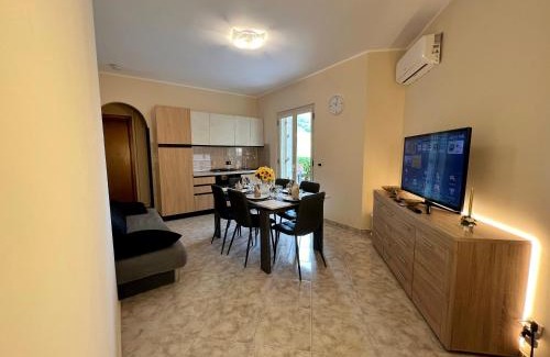 Nocera Scalo Apartment | L' Antico Scoglio - Appartamenti ricchi di comfort in centro a Nocera Terinese - 4,7 e 11 Ospiti - Piscina - Spiaggia a 300mt - Giardino e Zona pranzo all'aperto - WiFi & SmartTV - Aria Condizionata