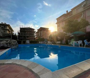 Nocera Scalo Apartment | L' Antico Scoglio - Appartamenti ricchi di comfort in centro a Nocera Terinese - 4,7 e 11 Ospiti - Piscina - Spiaggia a 300mt - Giardino e Zona pranzo all'aperto - WiFi & SmartTV - Aria Condizionata