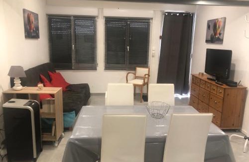 Port Rive Gauche Apartment | L appart d Ange 2 idealement situe 47m2 entre le port et le village