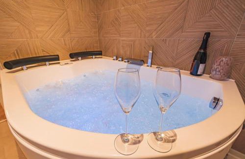 Chalons-en-Champagne Apartment | L Envolé - Jacuzzi - Proche Gare et Centre ville