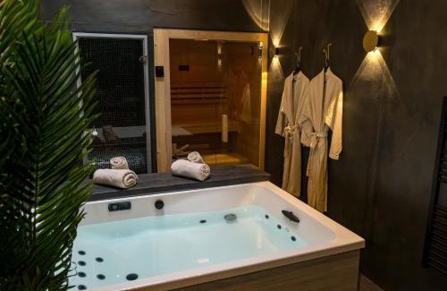 Saint-Martin-du-Littoral House | L'inattendu - Loveroom chic et spacieuse avec jacuzzi