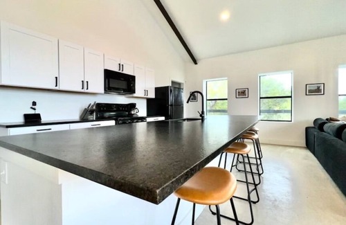 Ledbetter House | L Star Ranch Modern Barndominium - 15 minutes from Round Top!