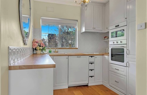 Unley Apartment | La Belle Fleur Vintage Allure near Parklands and CBD