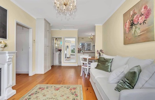Unley Apartment | La Belle Fleur Vintage Allure near Parklands and CBD