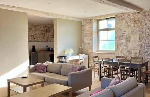 Reaux Apartment | La Cannonerie: Gîte in the heart of the Cognac vineyards with swimming pool.