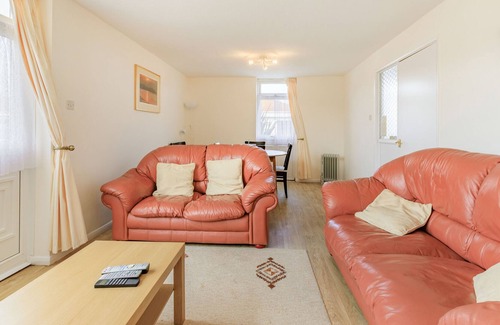 Dawlish Warren Ski Chalet | LA CAPSULE, family friendly, with pool in Dawlish Warren