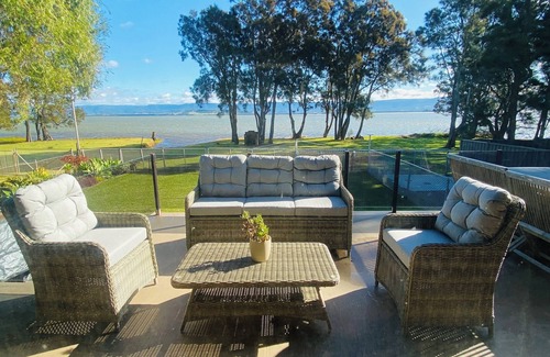 Primbee House | LA CASA SUL LAGO. Stunning lakefront home with direct access to lake Illawarra.