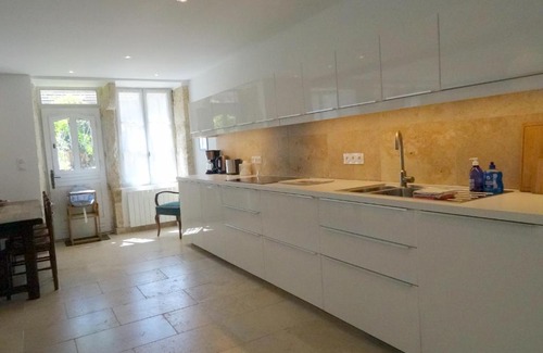 Flavigny-sur-Ozerain House | La Cour au Piano
