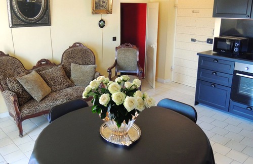 Roussillon Apartment | "LA DAME AU BALCON" on the village square