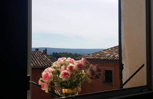 Roussillon Apartment | "LA DAME AU BALCON" on the village square