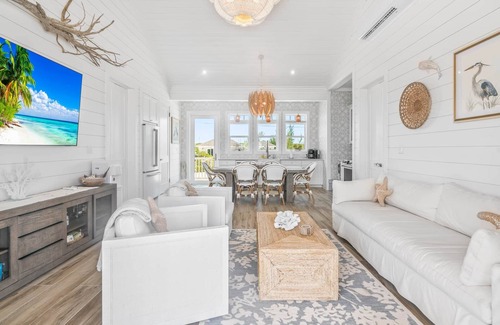 William's Town House | La Dolce Vita Cottage, Beachfront w/pool directly on Tropic of Cancer Beach!