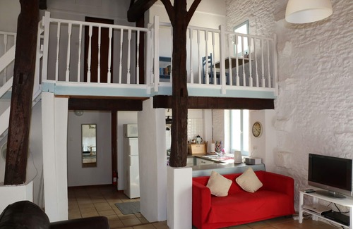 Lorignac Cottage | La Galerie 8 Sleeps 2 bathrooms air conditioner Wifi parking heated Summer pool