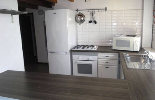Lorignac Cottage | La Galerie 8 Sleeps 2 bathrooms air conditioner Wifi parking heated Summer pool