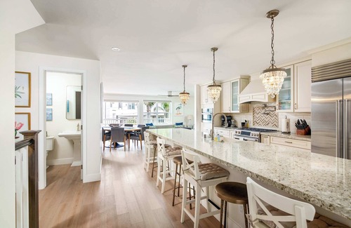 Beach Barber Tract House | La Jolla Panoramic Ocean Retreat with Rooftop