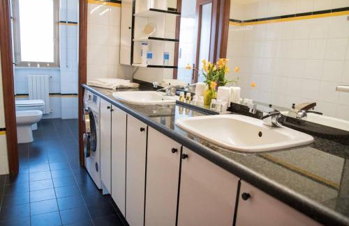 Acqui Terme Apartment | La Loggia su Acqui. Centro, wi-fi, aria condizionata, ascensore