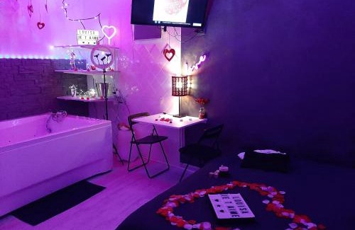 Le Mourillon Apartment | la loveRomantique chez loveroomtoulon, parking et wifi gratuits