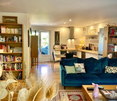 Molleges House | La maison bleue