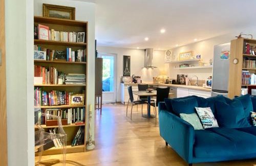Molleges House | La maison bleue