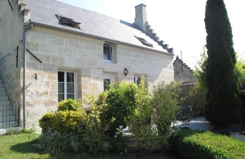 Berneuil-sur-Aisne House | La Maison Des Chiens Rouges