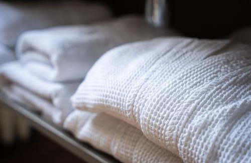 Saint-Samson-sur-Rance Bed & Breakfast | LA MEFFRAIS 1741 - Manoir d'hôtes avec Parking Privé - 3 minutes de Dinan