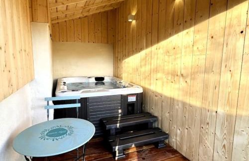 Langon Apartment | La Merlère : Gîte de charme & Jacuzzi