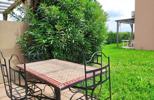 Saint-Saturnin-les-Avignon Apartment | La Provencale