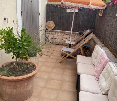 Saint-Saturnin-les-Avignon Bed & Breakfast | La Papaline de Caroline