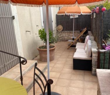 Saint-Saturnin-les-Avignon Bed & Breakfast | La Papaline de Caroline