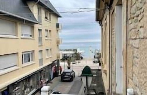 Luc-sur-Mer Apartment | - La Petite Baleine, Appt à 50m de la Plage -
