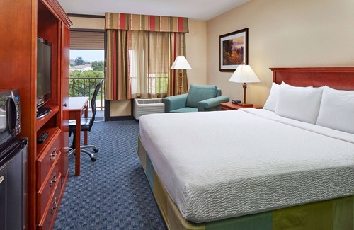 Newbury Park Hotel | La Quinta Inn & Suites by Wyndham Thousand Oaks-Newbury Park